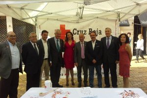 Representantes políticos acompañan a Cruz Roja en el Día de la Banderita.