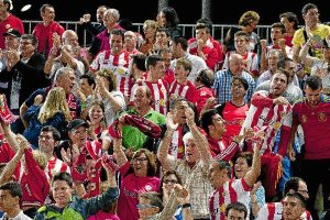 Los aficionados participan a ráfagas en los partidos de casa.