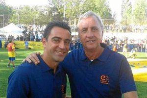 Xavi, con Cruyff en la inauguración de un campo en Terrasa.