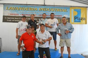 Podio con los primeros pescadores clasificados.