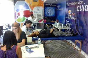 Sanitarios comprueban la salud cerebral de almerienses en el autobús de la SEN.