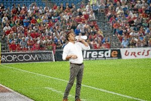 Francisco apaga su sed durante el Almería-Elche.