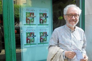 Emilio Martínez-Lázaro, frente a algunos carteles de su película.