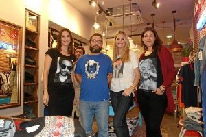 Laura, Bel y María del Mar, las propietarias junto al blogger Curro Lucas.