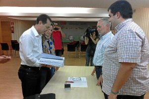 Juan Carlos Pérez Navas presentando sus avales