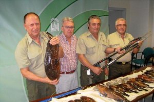 Agentes mediambientales con material incautado.