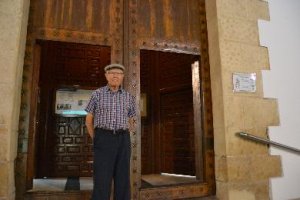 Pepe Borbalán, ante la puerta que él mismo arregló a finales de los 50.