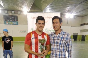 Palermo recibiendo un Trofeo de manos de Juan Ibáñez.