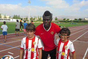 Thomas con dos jóvenes aficionados en el Estadio.
