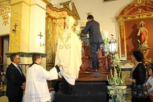 El alcalde y el Obispo de Almería se suben para dar la vara a la Divina Infantita