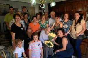 Francisco con varias generaciones de su familias y ediles de Benahadux. 