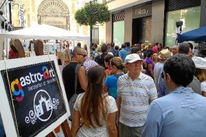 Imagen del cartel del evento y almerienses en el encuentro.