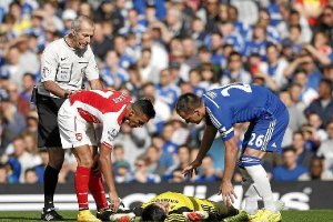 Alexis y Terry ayudan a Courtois.