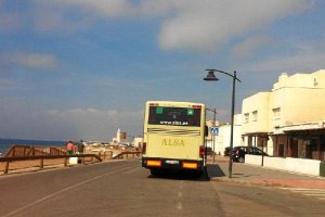 El autobús realizando una parada en La Almadraba. 