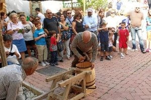 Una de las actividades de oficios antiguos. La elaboración de bidones de madera.