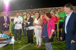 Camacho entregó un cheque de 2.000 euros a la viuda de Pepe Luque.