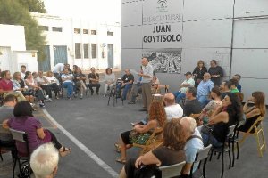 Reunión de Ganemos, ayer, en el Puerto.