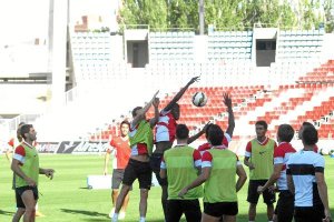 Thomas salta para coger la pelota.