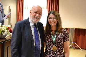 La joven roquetera María Jesús Gil, junto al rector de la UAL en la Olimpiada de Química.