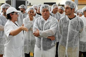 Agricultores en la sede central de Agrupaejido