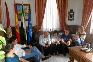El alcalde en la reunión mantenida ayer con miembros de la Junta de Personal.