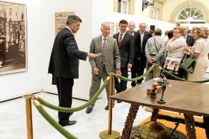 Inauguración de la muestra con representantes de las instituciones que la han traído a Almería. 