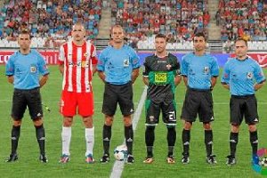 El catalán Álvarez Izquierdo con los capitanes Soriano y Albacar.
