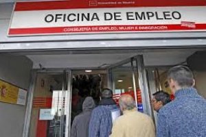 Colas a las puertas de una oficina de empleo.