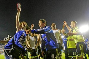 Los jugadores del Zaragoza celebrando la permanencia en Primera.