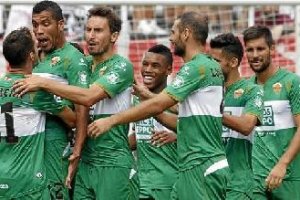 Edu Albacar felicitado por sus compañeros tras marcar un golazo.