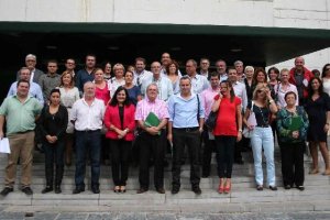 Foto de familia de los alcaldes y concejales con la delegada de Educación