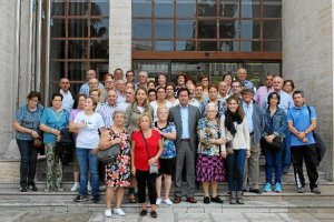 Mayores  en la puerta del Ayuntamiento de El Ejido con motivo de la celebración del Día Mundial del 