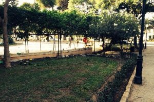 Rosario de botellas abandonadas tras la celebración de un botellón en el Nicolás Salmerón.