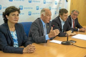 Presidente y diputados del PP esta mañana.