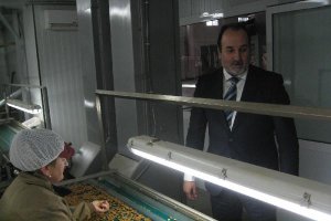 José Manuel Ortiz observa el trabajo de manipulación de producto en la empresa Almendras Utrera, en 