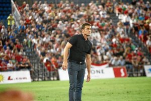 Francisco sabe que nadie le pitará por jugar mal si gana el partido.