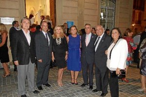 El alcalde acompaña al presidente de la Asociación contra el Cáncer antes del inicio de la cena