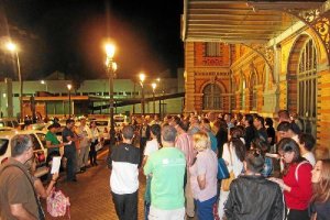 Concentración de ayer junto a la vieja estación de tren.