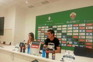 El futbolista del Elche, en rueda de prensa.