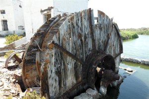 La noria de Las Salinas de Los Cerrillos es uno de los tesoros de Punta Entinas-Sabinar.