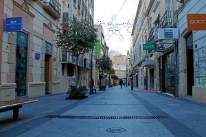 La calle Reyes Católicos es una de las calles comerciales del centro de la capital. 