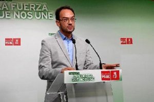 Antonio Hernando, portavoz en el Congreso, ayer en la sede de Almería. 