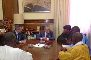 El subdelegado junto con representantes senegaleses.