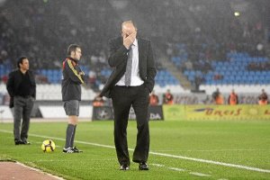 Lotina en primer plano y Hugo Sánchez detrás.