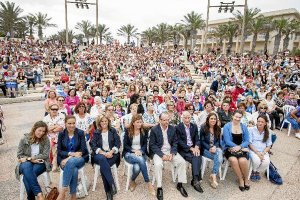 Algunos representantes institucionales en una Plaza del Mar abarrotada.