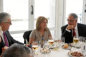 Juana Alfonso, junto a su marido (izq.), en el homenaje recibido en el Club de Mar de Almería