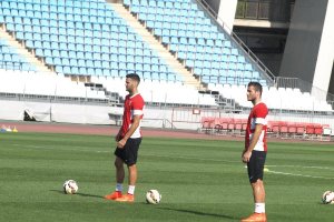 Hemed, practicando con Edgar el tiro a puerta.