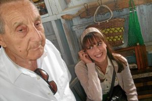 Juan Carrión atiende con auriculares a lo que dicen los actores en la última jornada del rodaje en L