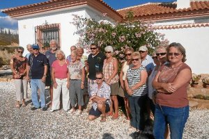 Ingleses propietarios de viviendas con amenaza de demolición hablan ayer para LA VOZ
