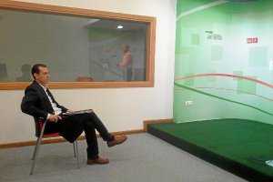 Navas atiende las explicaciones de Jiménez